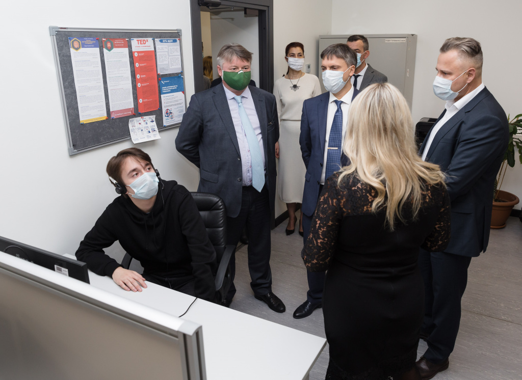Вице-губернатор Санкт-Петербурга Эдуард Батанов и&nbsp;председатель комитета по&nbsp;информационной политике Станислав Казарин посетили Контактный центр Триколора.jpg